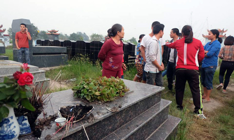 Thông tin với PV Kiến Thức, ông Ngô Quang Thiệu - Chủ tịch UBND thị trấn Yên Mỹ (huyện Yên Mỹ, tỉnh Hưng Yên) cho biết:“Vụ việc được cho là xảy ra vào đêm 28 rạng sáng ngày 29/11, đối tượng lạ mặt đã đập phá 93 bát hương...".