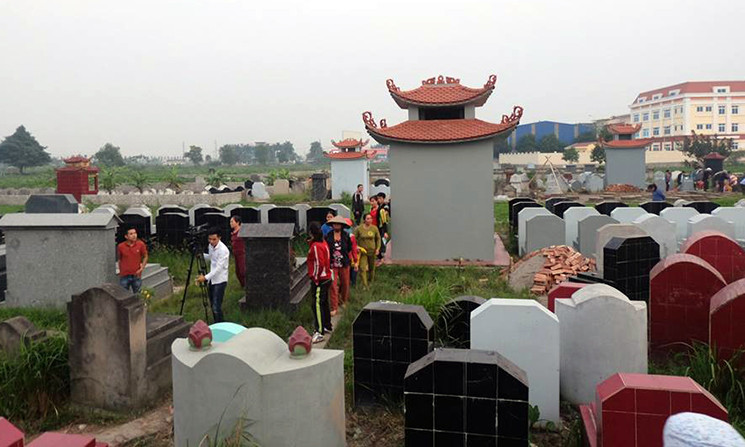 Người dân lo sợ các ngôi mộ tiếp tục bị đập nên đến mộ để canh.