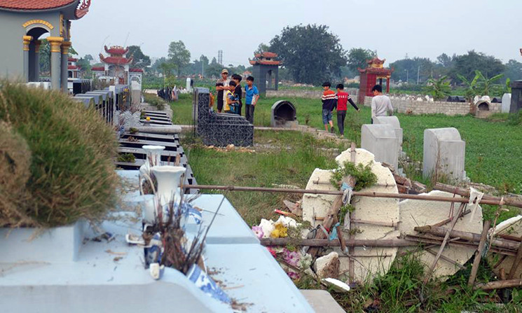 Theo ông Thiệu, ngay khi nhận được thông tin vụ việc, UBND thị trấn cùng Công an thị trấn đã xuống hiện trường để nắm bắt tình hình. Tại hiện trường, kẻ gian đã đập bể bát hương của nhiều ngôi mộ tại nghĩa trang này.