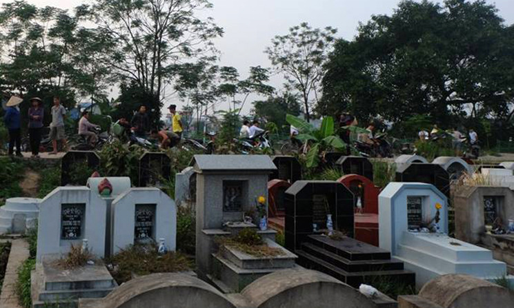 Hiện cơ quan chức năng đang vào cuộc xác minh làm rõ nguyên nhân, đồng thời truy tìm thủ phạm đập hàng loạt bát hương tại nghĩa trang.