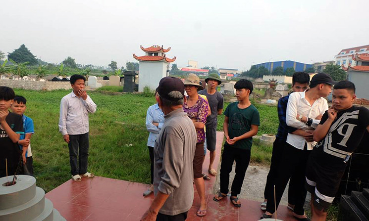 Người dân vô cùng bức xúc trước hành vi đập bát hương tại nghĩa trang.