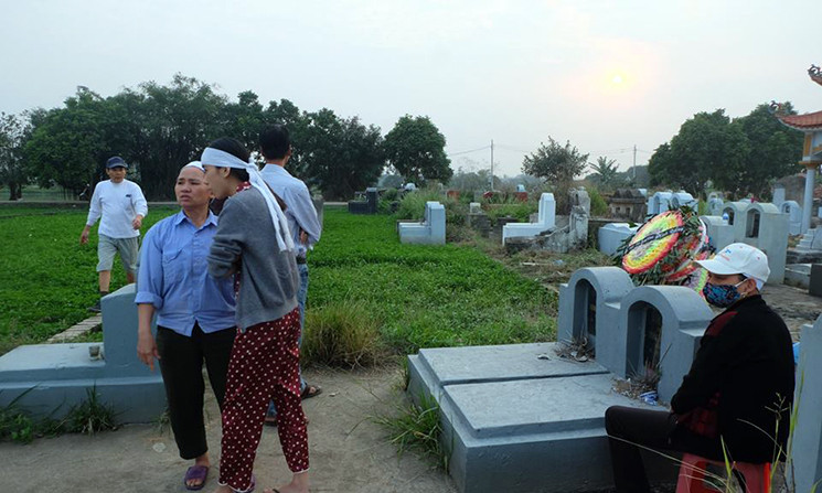 Một số người dân ngậm ngùi, tự trách móc và cảm thấy có lỗi với người thân quá cố vì không thể chăm lo chu đáo phần mộ.