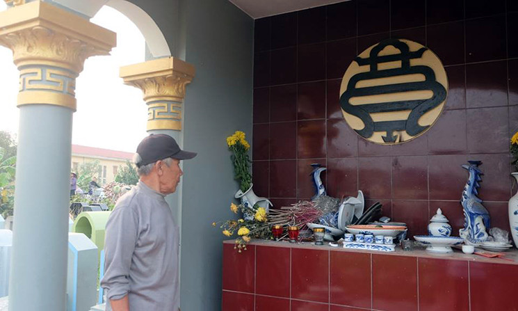 Ông Trần Văn Linh đứng cạnh mộ tổ nhà mình than thở: “Nó đập tất cả mấy mộ tổ trong làng, không để họ nào hết. Nhà tôi bị đập hơn 10 bát hương. Đáng nói là ngày hôm qua làng có tổ chức họp bàn về chuyện có cho doanh nghiệp thực phẩm chôn cất mộ vô danh di dời từ nơi khác về không nhưng không ai chấp nhận, sáng ra thì thấy như thế này ”.