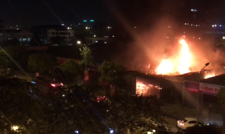 Ngọn lửa bùng phát càng lúc càng dữ dội và có dấu hiệu lan rộng ra xung quanh.