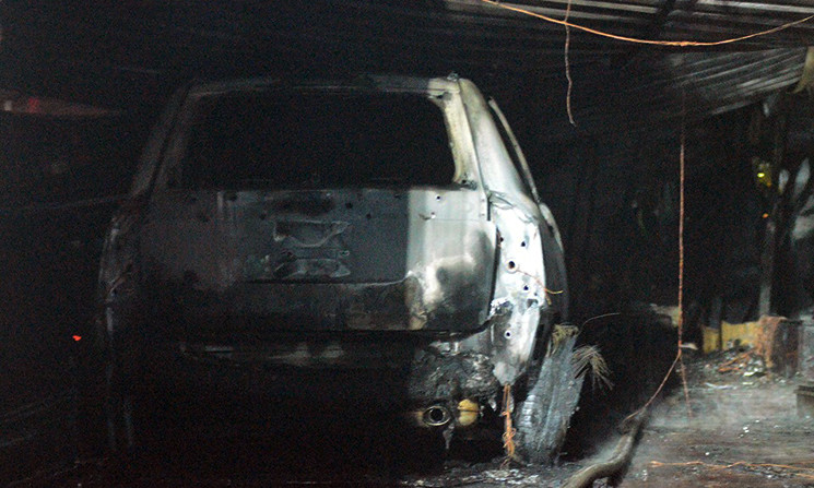 Tại hiện trường, vụ cháy đã làm ít nhất 5 xe ô tô bị cháy rụi cùng nhiều tài sản khác cũng bị hư hỏng.