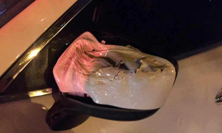 Phần nhựa ở gương của một chiếc ô tô bị chảy ra bởi hỏa hoạn. Hiện nguyên nhân xảy ra vụ cháy đang được cơ quan chức năng làm rõ.