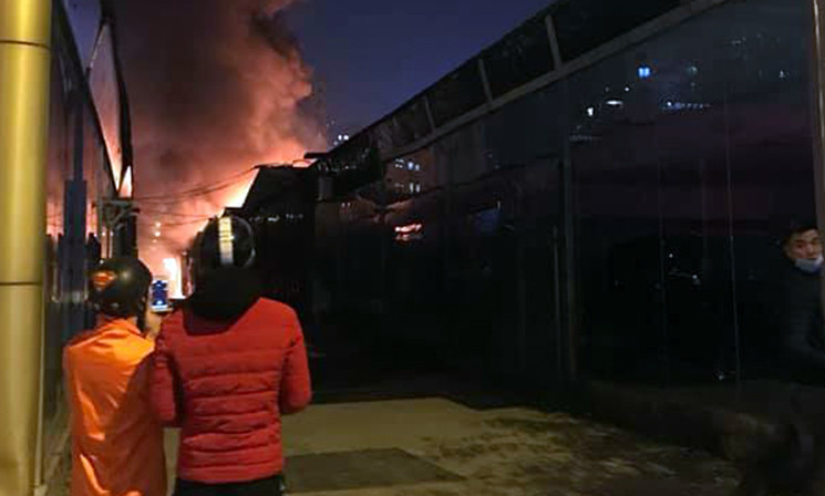 Vụ hỏa hoạn xảy ra khiến nhiều người dân hoảng sợ.