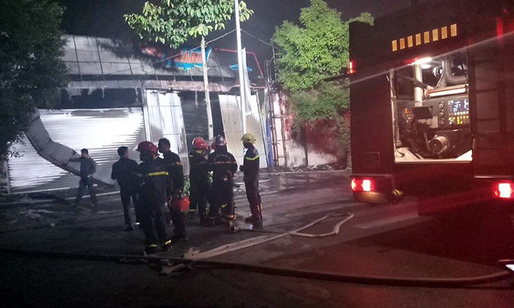 Đến khoảng 23h cùng ngày ngọn lửa cơ bản đã được khống chế.