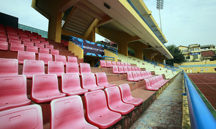 Hệ thống ghế trên khán đài dành cho khán giả chủ yếu làm bằng nhựa, đã được vệ sinh sạch sẽ.