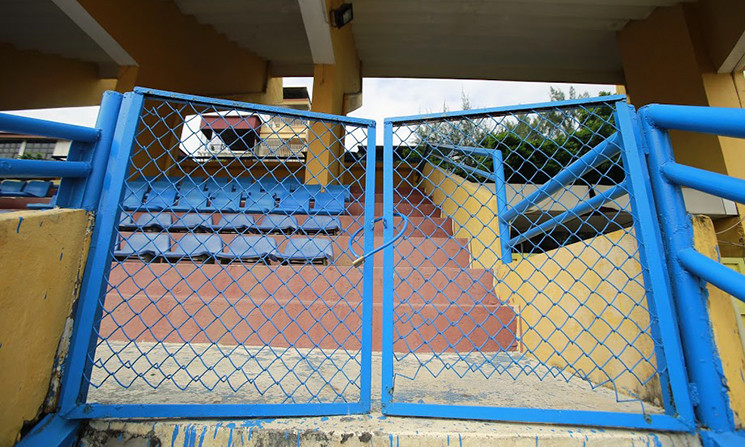 Cửa từ các khán đài dành cho khán giả ngồi theo dõi trận đấu di chuyển xuống phía sân được ban tổ chức khóa cẩn thận sau khi dọn dẹp vệ sinh sạch sẽ.