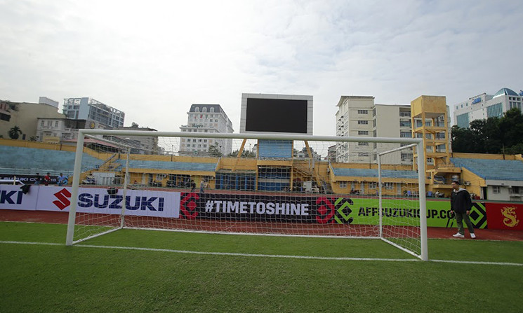 Sân vận động được trang hoàng như mới.