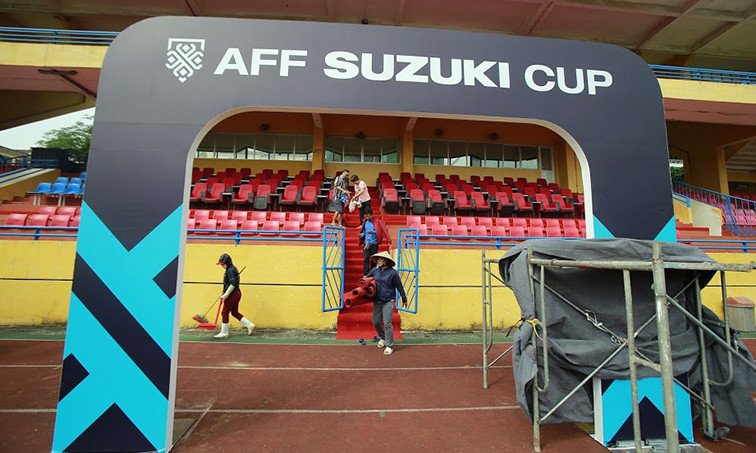 Ban tổ chức sân Hàng Đẫy cố gắng hoàn thành nốt việc dán logo và băng rôn ở một số vị trí còn thiếu.