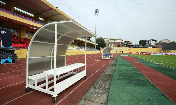 Khu vực hàng băng ghế dự bị được đẩy ra sát phía đường chạy của sân Hàng Đẫy.