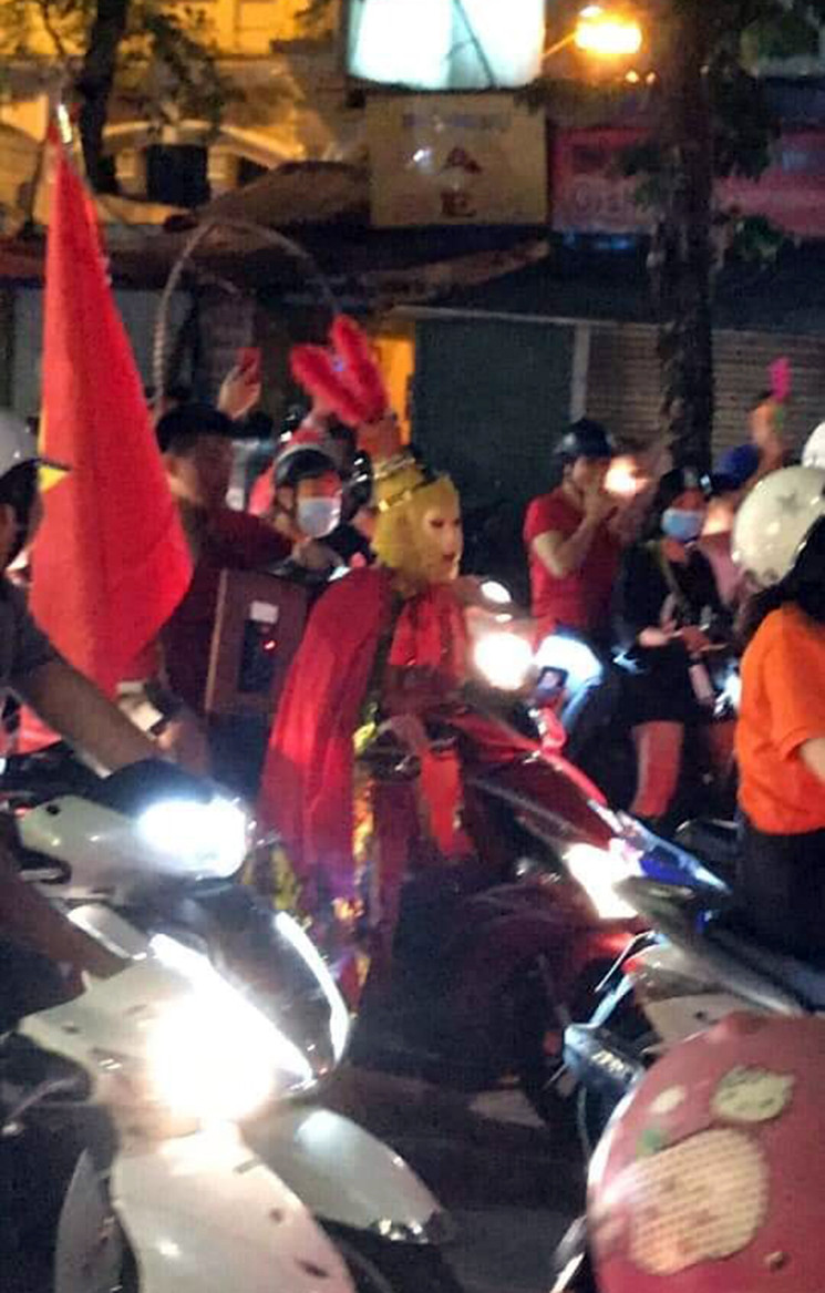 Một số cổ động viên khác ăn mừng bằng cách hóa trang thành các nhân vật trong phim truyện.