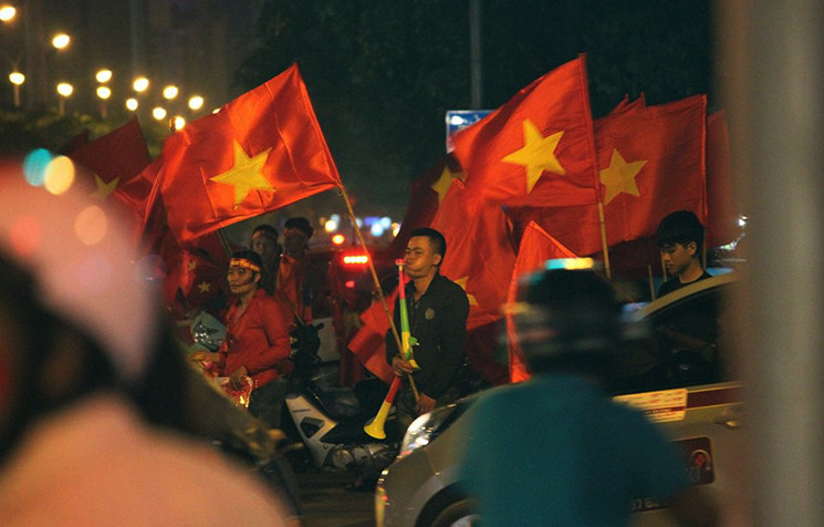 Không khí đường phố Hà Nội tưng bừng, rộn ràng.