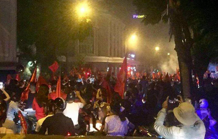 Cổ động viên reo hò sung sướng tại ngã tư Hai Bà Trưng - Tràng Tiền.