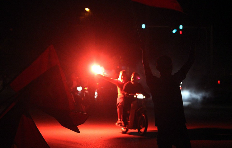 Cổ động viên đốt pháo sáng phóng xe máy rất nhanh.