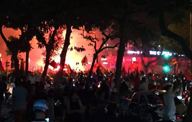 Tuy nhiên vẫn còn có nhiều cổ động viên ăn mừng chiến thắng quá khích đem theo pháo sáng đốt ở dọc đường.