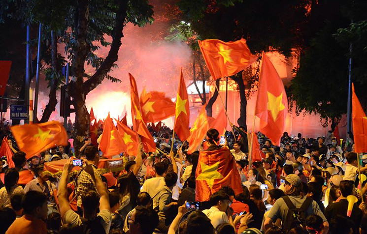 Trong khi đó, tại các tuyến phố trung tâm TP Hà Nội, lượng cổ động viên đổ dồn về đây mỗi lúc một đông.