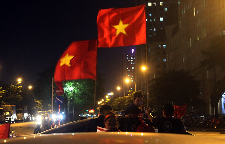 Càng về khuya những người hâm mộ càng đổ dồn xuống đường đông.