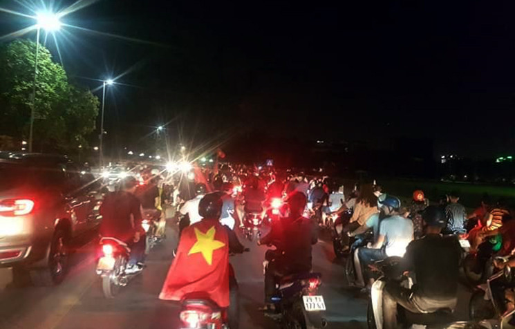 Dòng người hâm mộ di chuyển qua khu vực Quảng trường Ba Đình.