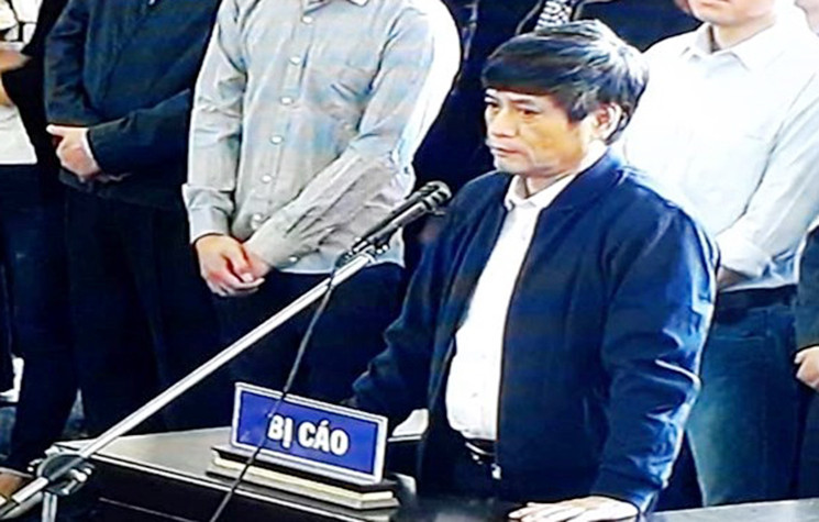 Bị cáo Nguyễn Thanh Hóa tỏ ra khá minh mẫn và đều trả lời rất nhanh các câu hỏi của HĐXX.