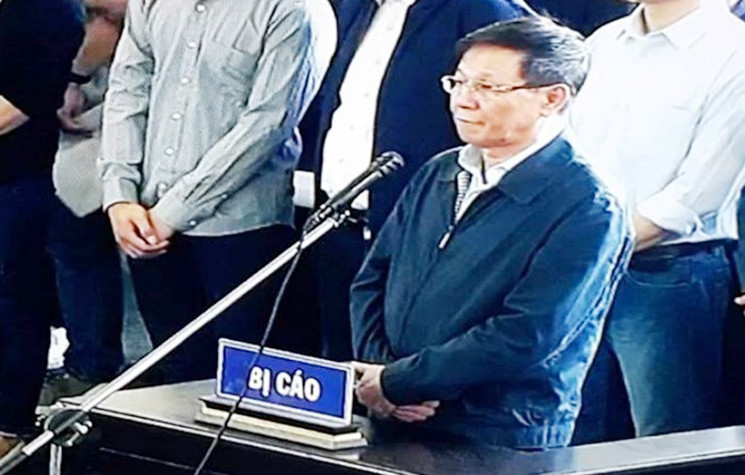 Ông Phan Văn Vĩnh khai báo nhân thân bằng chất giọng to, rõ ràng khi được HĐXX hỏi.