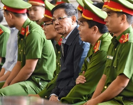 Ông Phan Văn Vĩnh được ngồi ghế dành cho bị cáo có sức khỏe không tốt. Ngoài ông Vĩnh thì ông Nguyễn Thanh Hóa, Nguyễn Văn Dương, Phan Sào Nam đều được ngồi.