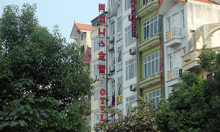 Cũng ngay gần đó, một số nhà nghỉ, quán massage cũng toàn biển hiệu chữ Hàn Quốc, tiếng Anh.