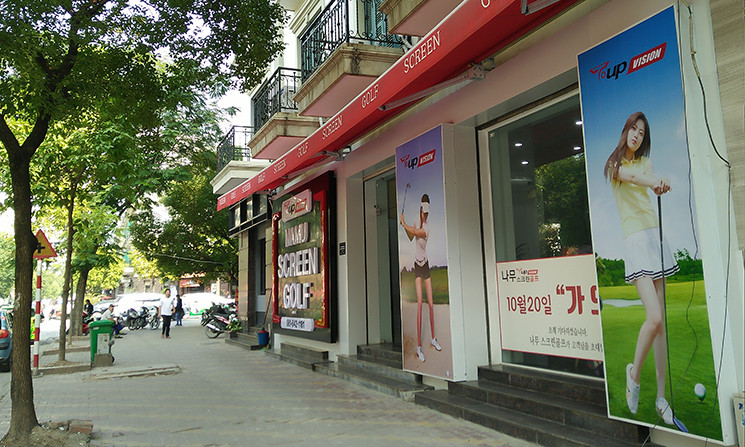 Một cửa hàng bán đồ thể thao trên phố Hà Nội nhưng không thể kiếm một từ tiếng Việt nào trên biển hiệu và thông tin quảng cáo.