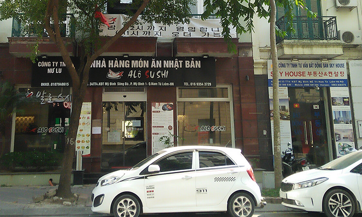 Băng rôn quảng cáo cũng chỉ có tiếng nước ngoài