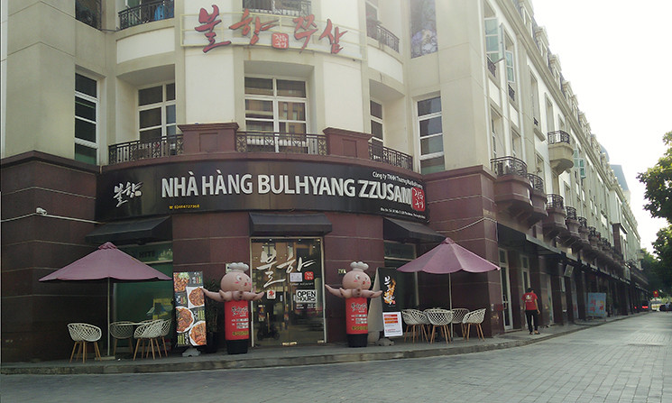 Dù dùng song ngữ nhưng nhà hàng này vẫn để chữ nước ngoài lớn hơn cả tiếng Việt. Theo " Điều 33 Nghị định 75/2010/NĐ-CP 2010, quy định: ...b. Phạt tiền từ 3 triệu đồng đến 5 triệu đồng đối với một trong các hành vi sau: Trên biển hiệu của cơ quan, tổ chức Việt Nam không viết bằng chữ Việt Nam mà chỉ viết bằng chữ nước ngoài; Thể hiện trên biển hiệu tên riêng, tên viết tắt, tên giao dịch quốc tế bằng chữ nước ngoài ở phía trên tên bằng chữ Việt Nam; Thể hiện trên biển hiệu tên gọi, tên viết tắt, tên giao dịch quốc tế bằng chữ nước ngoài có kích thước lớn hơn tên bằng chữ Việt Nam