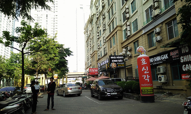 Nhan nhản nhà hàng trưng biển hiệu tiếng Hàn Quốc, Nhật Bản biến con phố Hà Nội nhìn như đường phố nước ngoài.