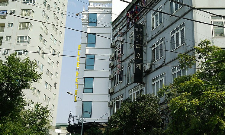 Tại Hà Nội hiện có khá nhiều người Hàn Quốc sinh sống, làm việc. Vì vậy có những khu mà người dân hay gọi là khu "người Hàn" và ở nhưng nơi này, biển hiệu chữ Hàn Quốc nhan nhản trên phố khiến ai lần đầu đến đây thậm chí cứ ngỡ mình đã lạc sang xứ sở Kim Chi.