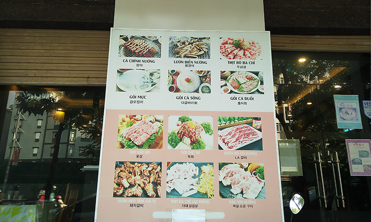 Thực đơn nhiều nhà hàng cũng để song ngữ nhưng tiếng Việt rất nhỏ.