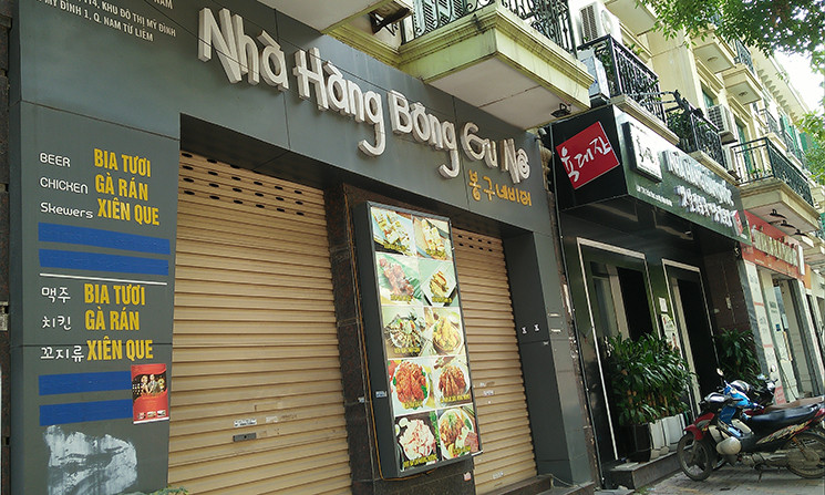 Quảng cáo kín tường bên ngoài.