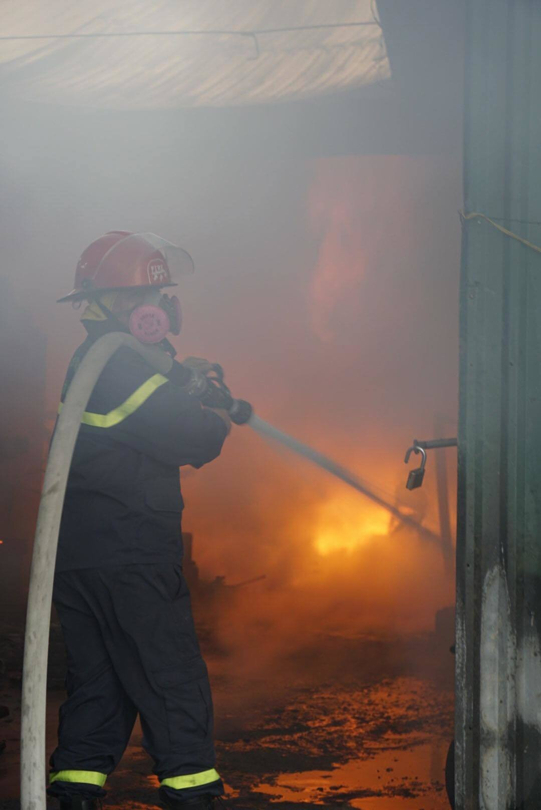 Chay lon kho hang cong ty gan ben xe Nuoc Ngam-Hinh-2