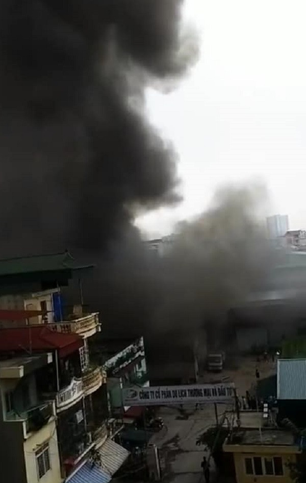 Chay lon kho hang cong ty gan ben xe Nuoc Ngam-Hinh-3