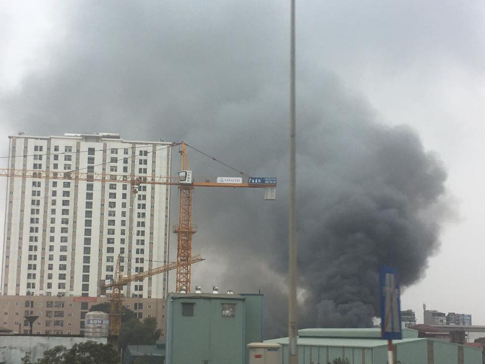 Chay lon kho hang cong ty gan ben xe Nuoc Ngam