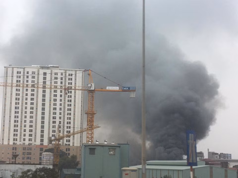 Chay lon kho hang cong ty gan ben xe Nuoc Ngam