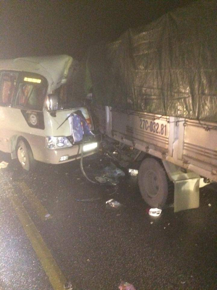 Xe tai dam xe khach tu thien bien dang tren QL6-Hinh-2