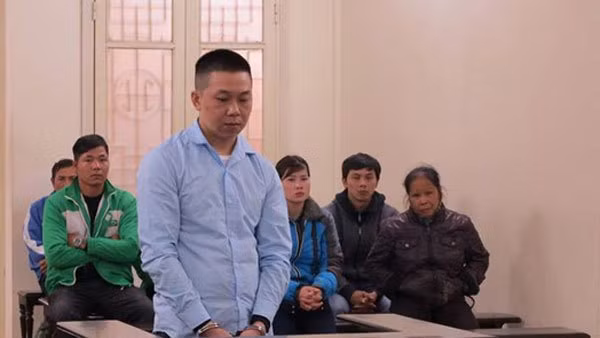 Cai ket cho lai xe taxi hat canh sat len nap capo chay hon 14km