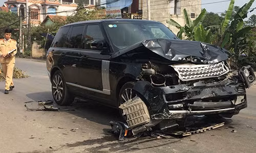 Xe Range Rover dam chet mot hieu truong roi bo chay