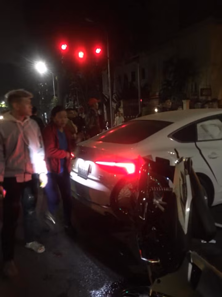 Xe sang Audi Q5 gay tai nan lien hoan, thieu nu 18 tuoi tu vong