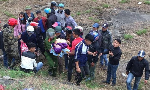 Be trai 3 tuoi bi bo roi nam thoi thop duoi chan cau