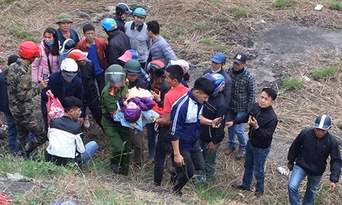 Be trai 3 tuoi bi bo roi nam thoi thop duoi chan cau