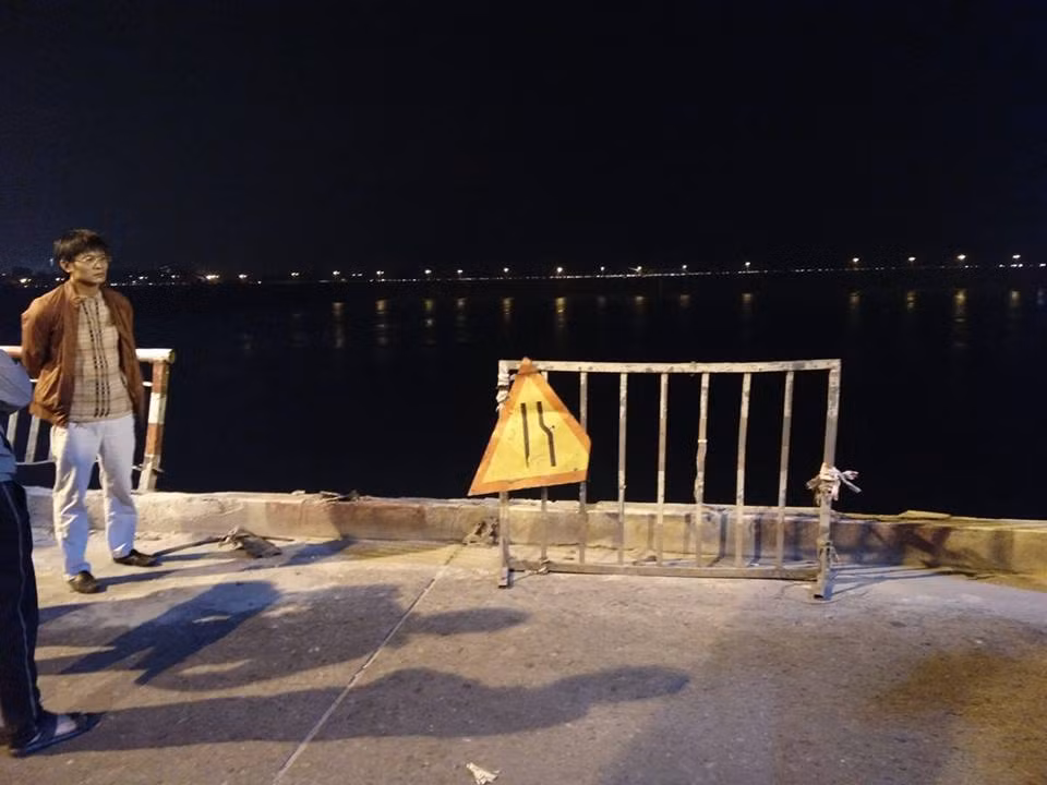 Khan truong cuu ho o to lao tu cau Chuong Duong xuong song Hong-Hinh-2