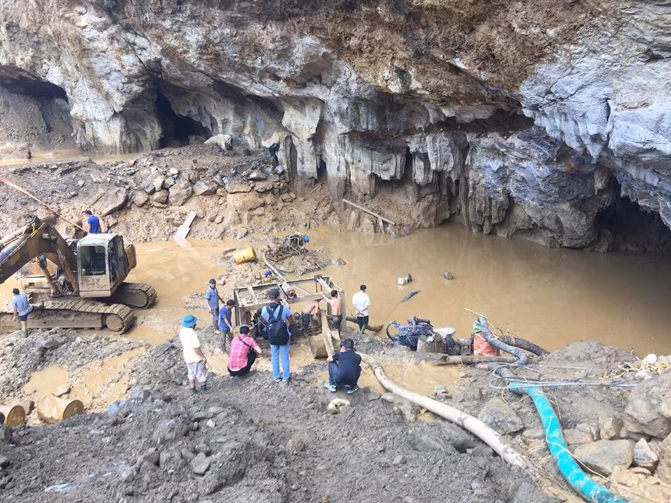 Bat giu chu bai vang co hai nguoi bi mac ket trong hang