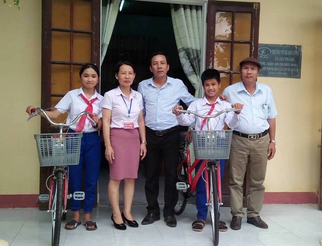 Nguoi thay giao trich tien luong mua xe dap tang hoc tro ngheo