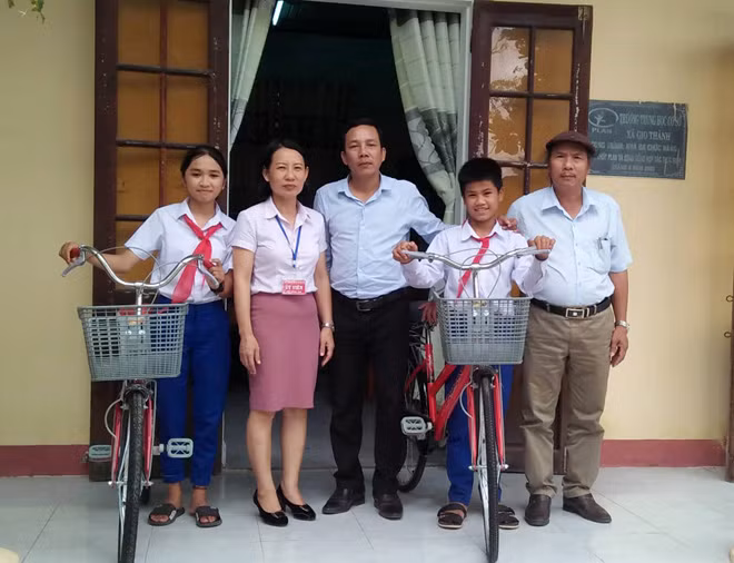 Nguoi thay giao trich tien luong mua xe dap tang hoc tro ngheo